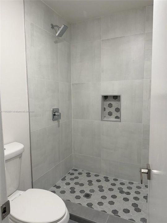 合同活跃: $390,000 (3 贝兹, 2 浴室, 1239 平方英尺)