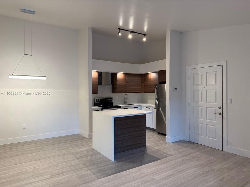 合同活跃: $390,000 (3 贝兹, 2 浴室, 1239 平方英尺)