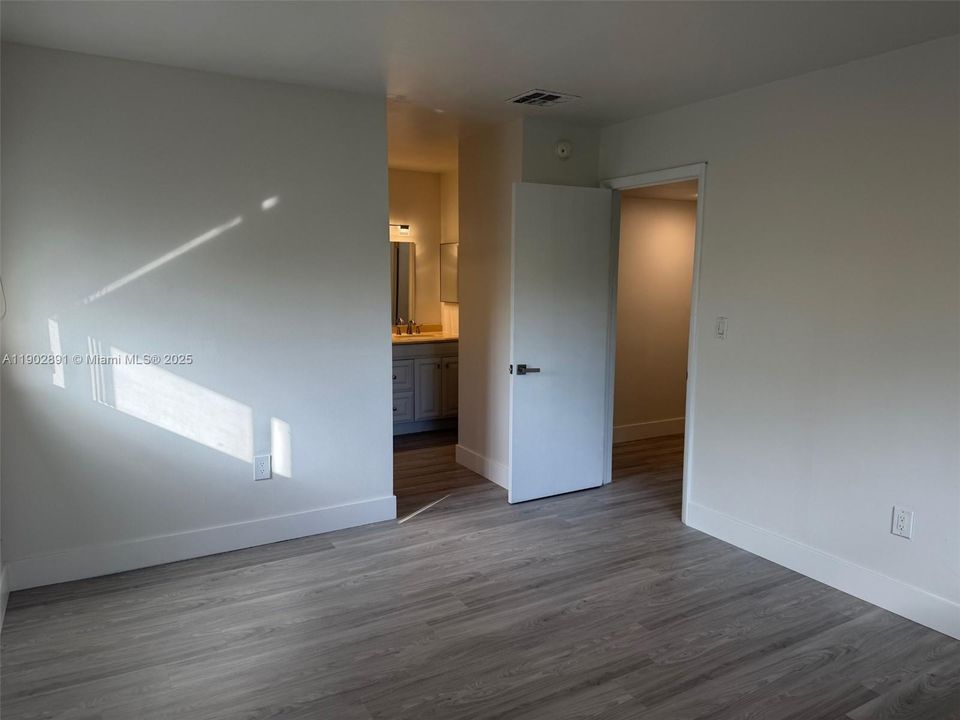 合同活跃: $390,000 (3 贝兹, 2 浴室, 1239 平方英尺)