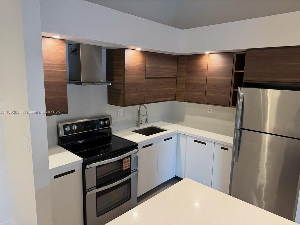 合同活跃: $390,000 (3 贝兹, 2 浴室, 1239 平方英尺)