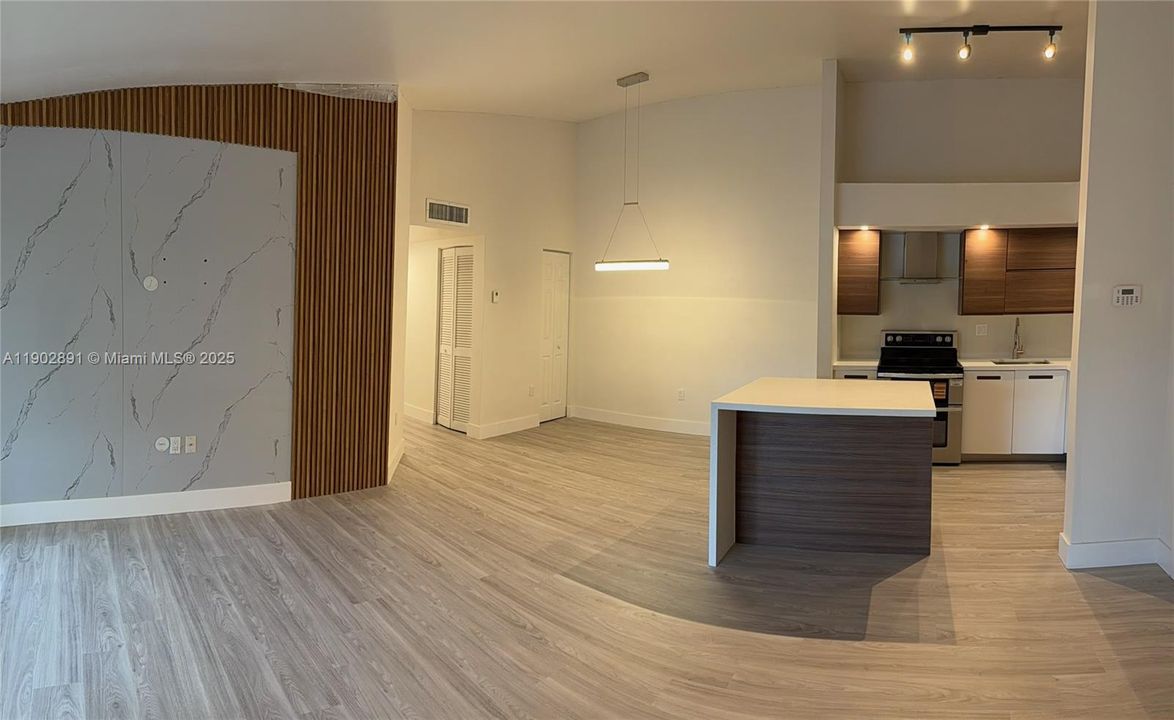 合同活跃: $390,000 (3 贝兹, 2 浴室, 1239 平方英尺)