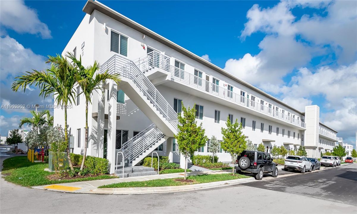 For Rent: $3,650 (3 beds, 2 baths, 1102 Square Feet)