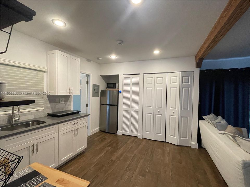 For Rent: $2,500 (0 beds, 1 baths, 364 Square Feet)