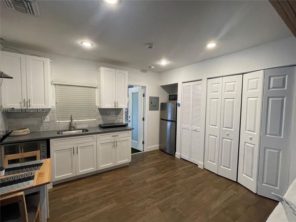 For Rent: $2,500 (0 beds, 1 baths, 364 Square Feet)