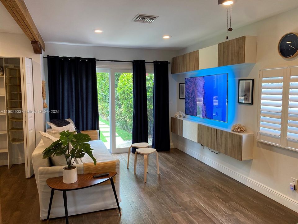 For Rent: $2,500 (0 beds, 1 baths, 364 Square Feet)