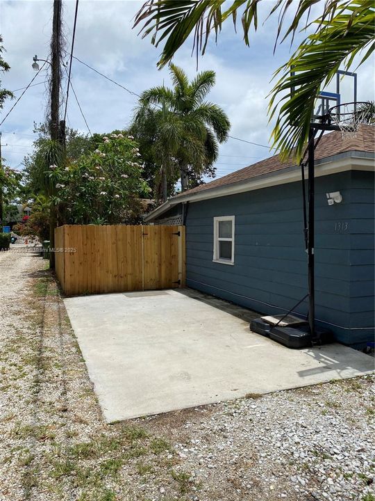 For Rent: $2,500 (0 beds, 1 baths, 364 Square Feet)