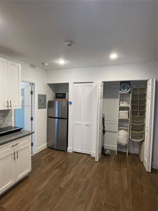 For Rent: $2,500 (0 beds, 1 baths, 364 Square Feet)