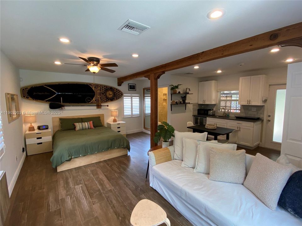 For Rent: $2,500 (0 beds, 1 baths, 364 Square Feet)