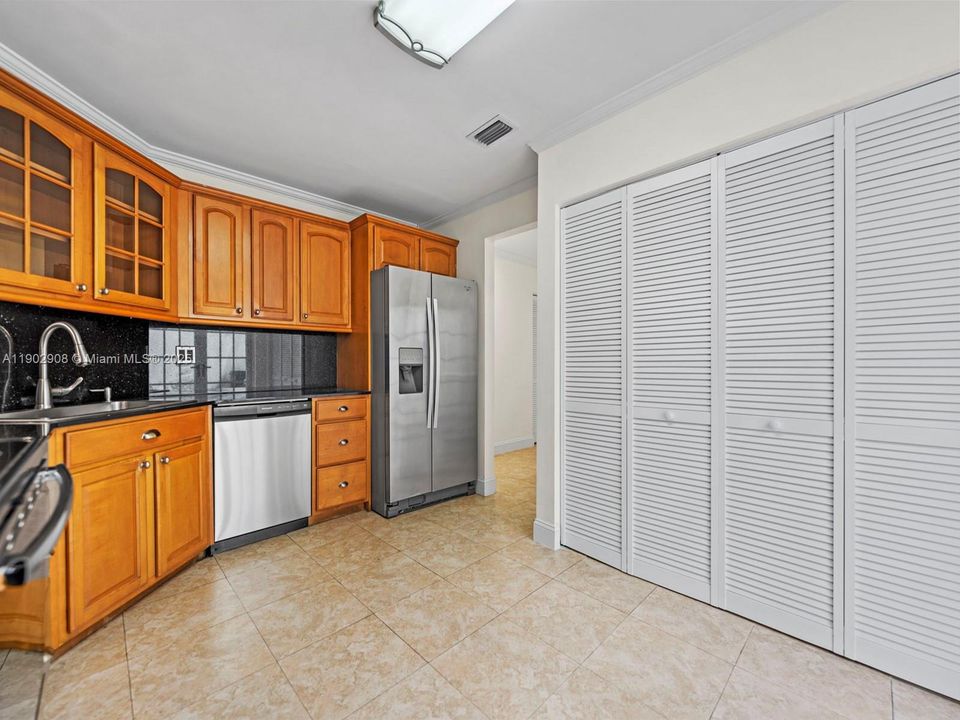 Activo con contrato: $4,200 (3 camas, 2 baños, 1869 Pies cuadrados)