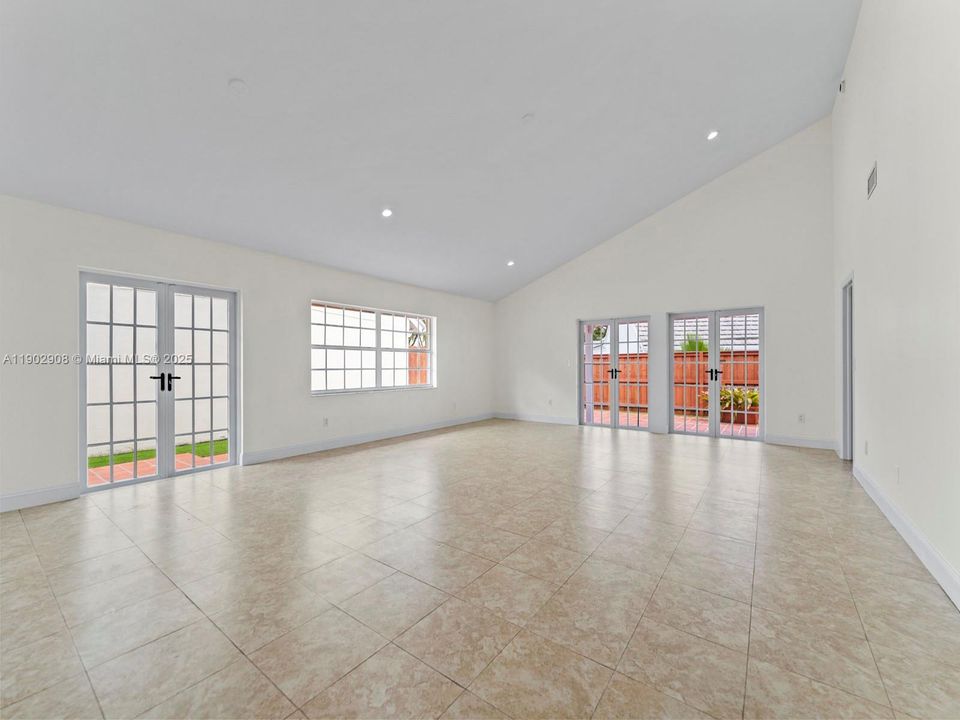 Activo con contrato: $4,200 (3 camas, 2 baños, 1869 Pies cuadrados)