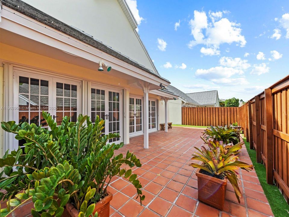 Activo con contrato: $4,200 (3 camas, 2 baños, 1869 Pies cuadrados)