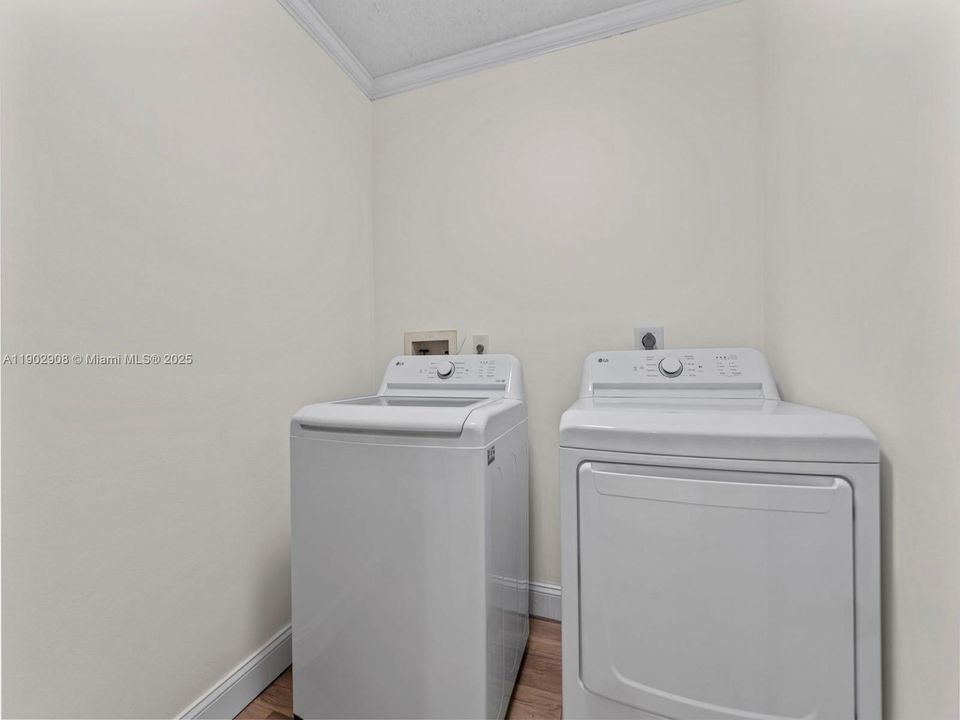 Activo con contrato: $4,200 (3 camas, 2 baños, 1869 Pies cuadrados)