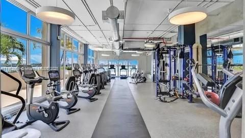 合同活跃: $365,000 (1 贝兹, 1 浴室, 837 平方英尺)