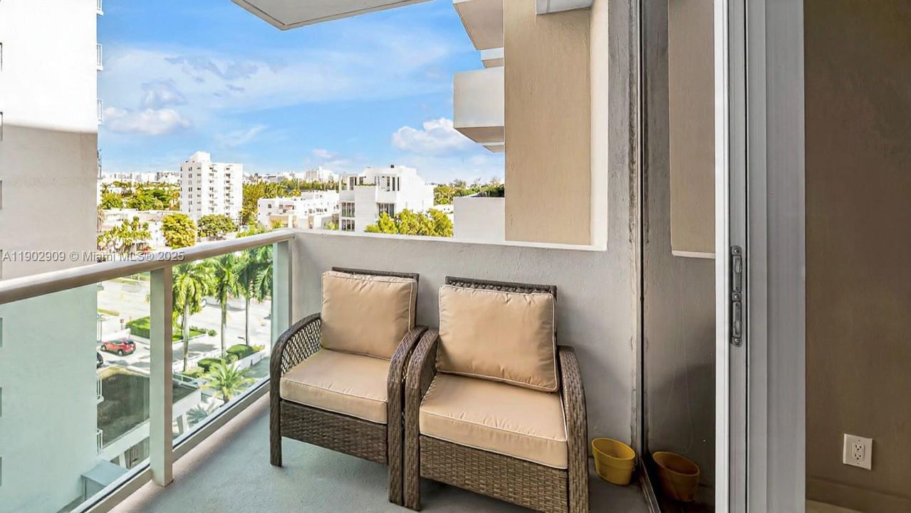 合同活跃: $365,000 (1 贝兹, 1 浴室, 837 平方英尺)