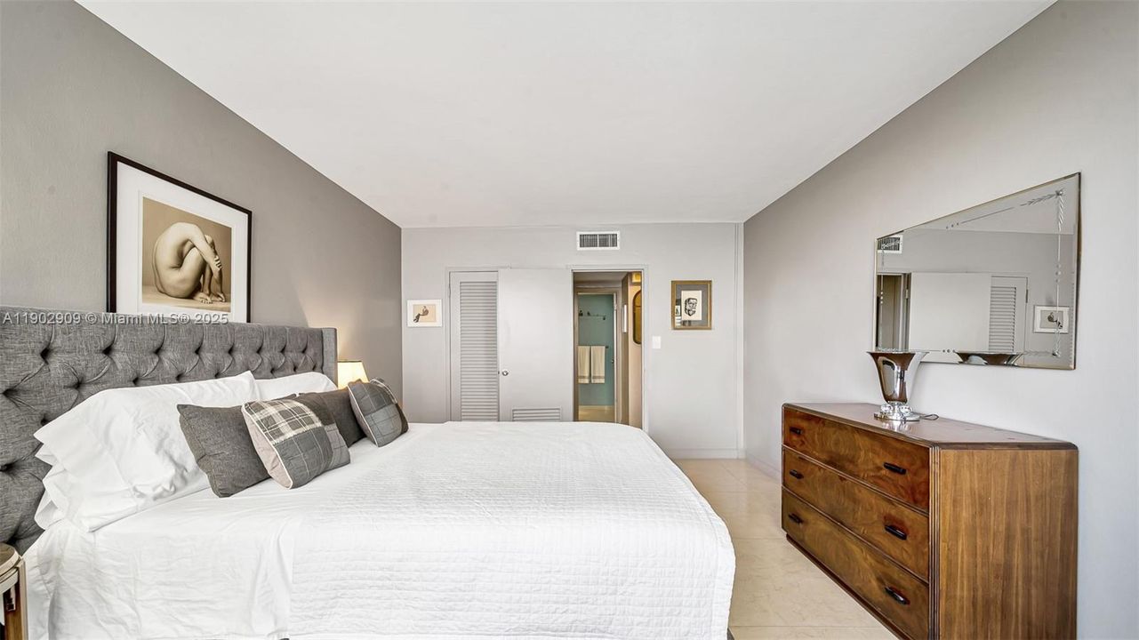 合同活跃: $365,000 (1 贝兹, 1 浴室, 837 平方英尺)