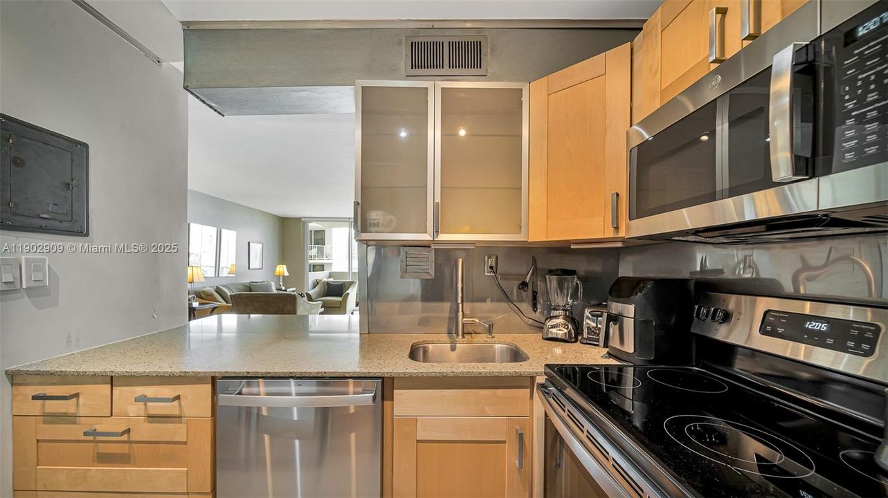 合同活跃: $365,000 (1 贝兹, 1 浴室, 837 平方英尺)