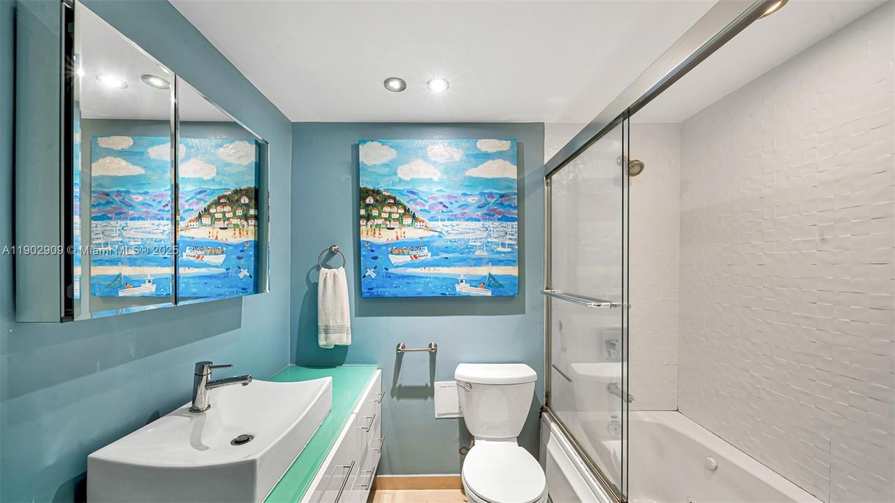 合同活跃: $365,000 (1 贝兹, 1 浴室, 837 平方英尺)