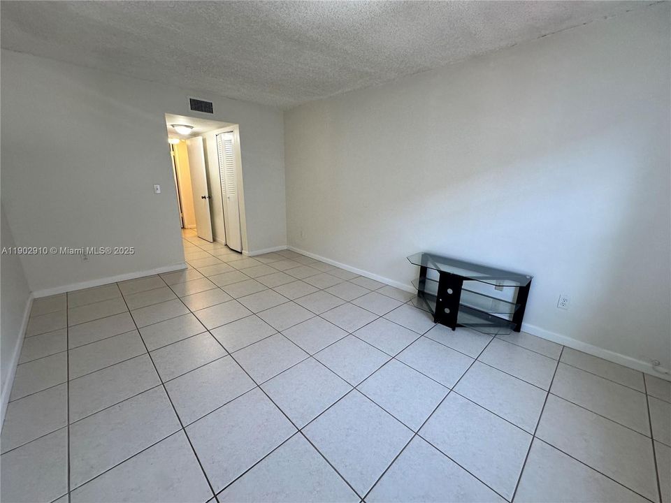 Active With Contract: $1,490 (1 beds, 1 baths, 791 Square Feet)