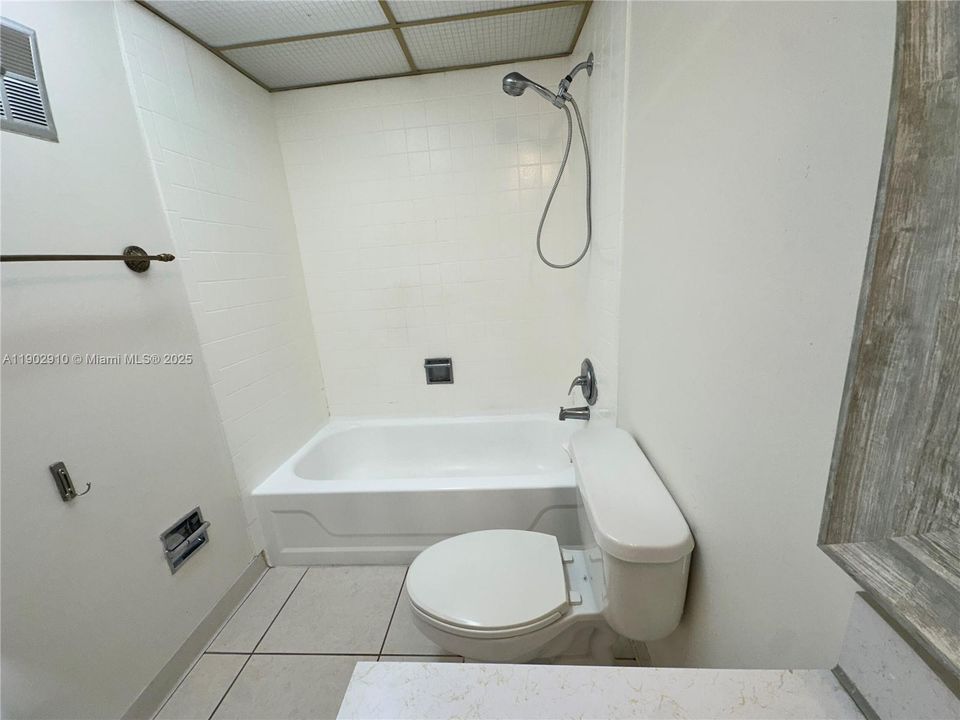 Active With Contract: $1,490 (1 beds, 1 baths, 791 Square Feet)