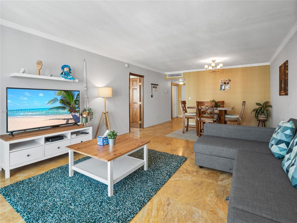 For Sale: $275,000 (1 beds, 1 baths, 1000 Square Feet)