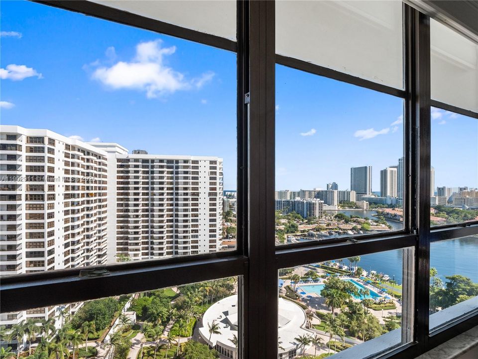 For Sale: $275,000 (1 beds, 1 baths, 1000 Square Feet)