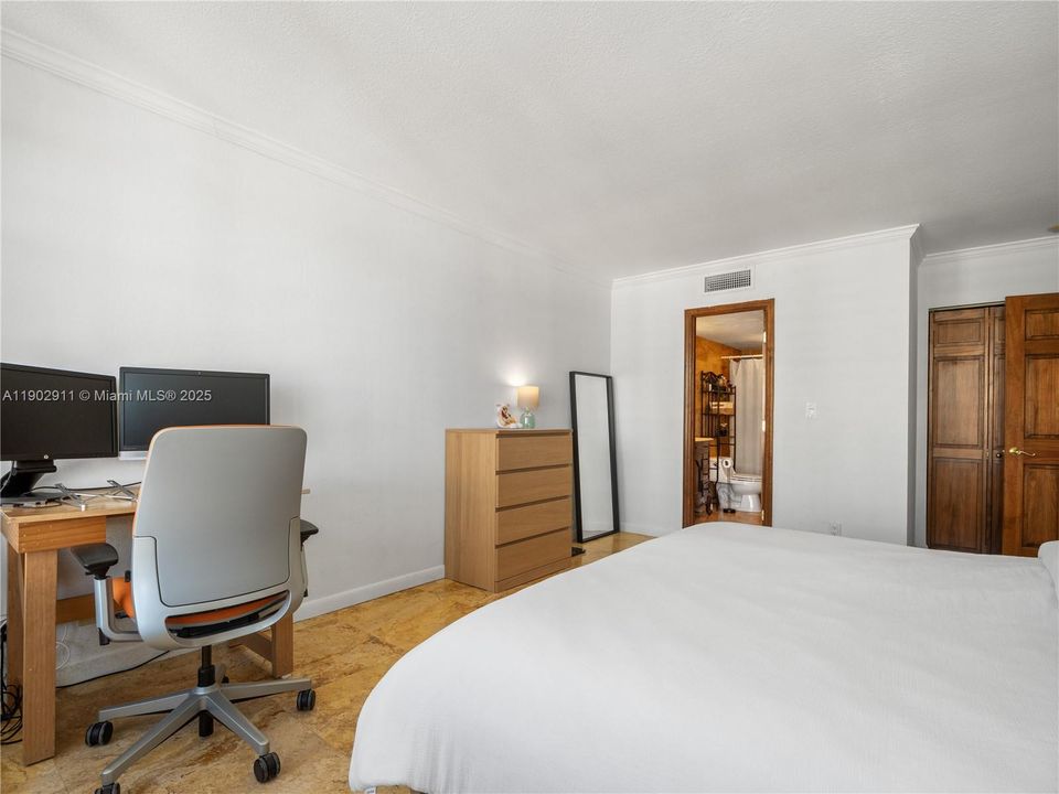 For Sale: $275,000 (1 beds, 1 baths, 1000 Square Feet)