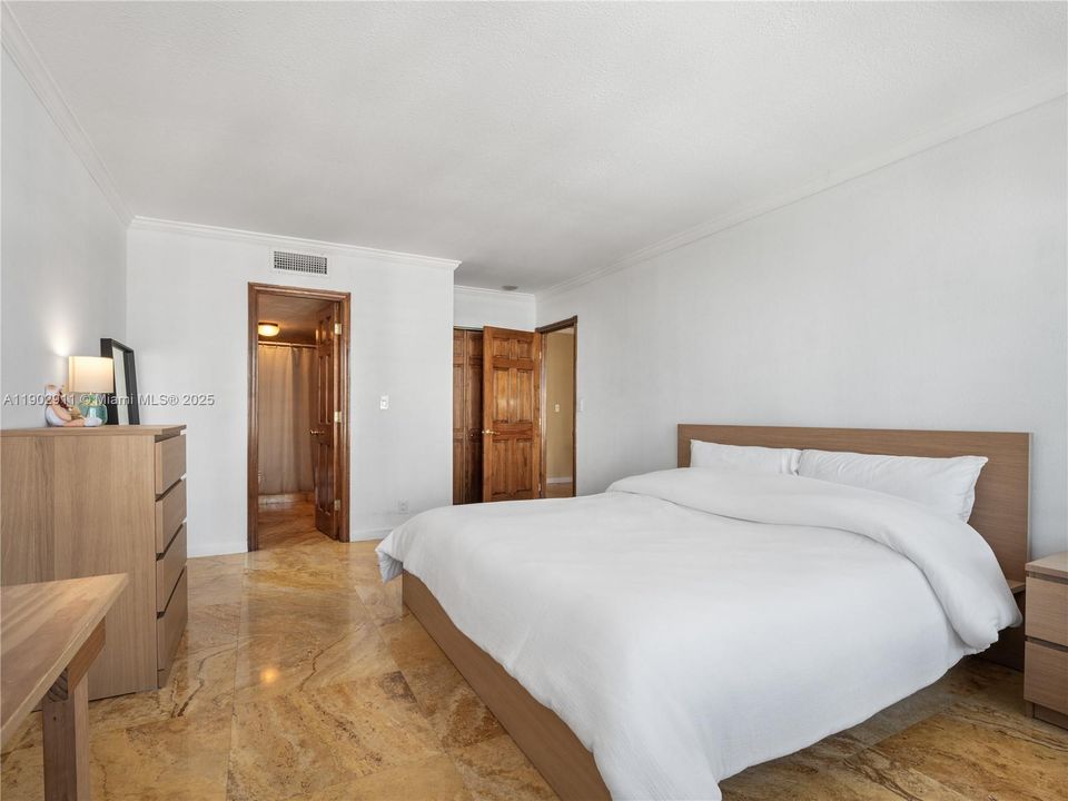 For Sale: $275,000 (1 beds, 1 baths, 1000 Square Feet)