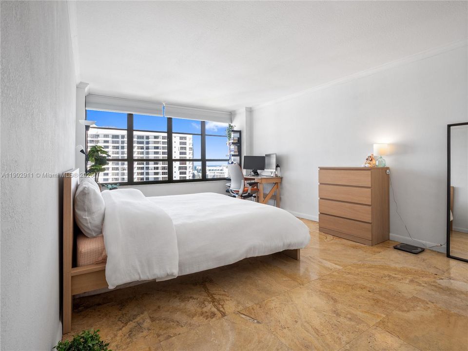 For Sale: $275,000 (1 beds, 1 baths, 1000 Square Feet)