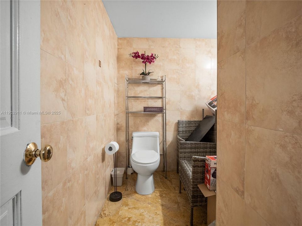 For Sale: $275,000 (1 beds, 1 baths, 1000 Square Feet)