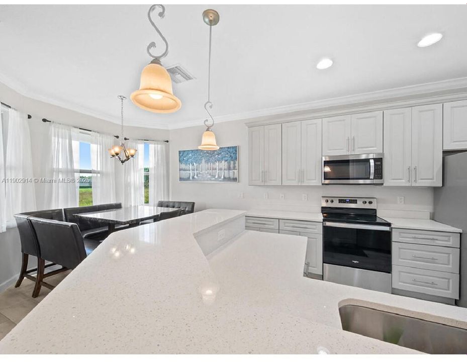 待售: $440,000 (4 贝兹, 3 浴室, 1989 平方英尺)