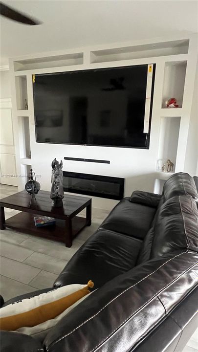 待售: $440,000 (4 贝兹, 3 浴室, 1989 平方英尺)