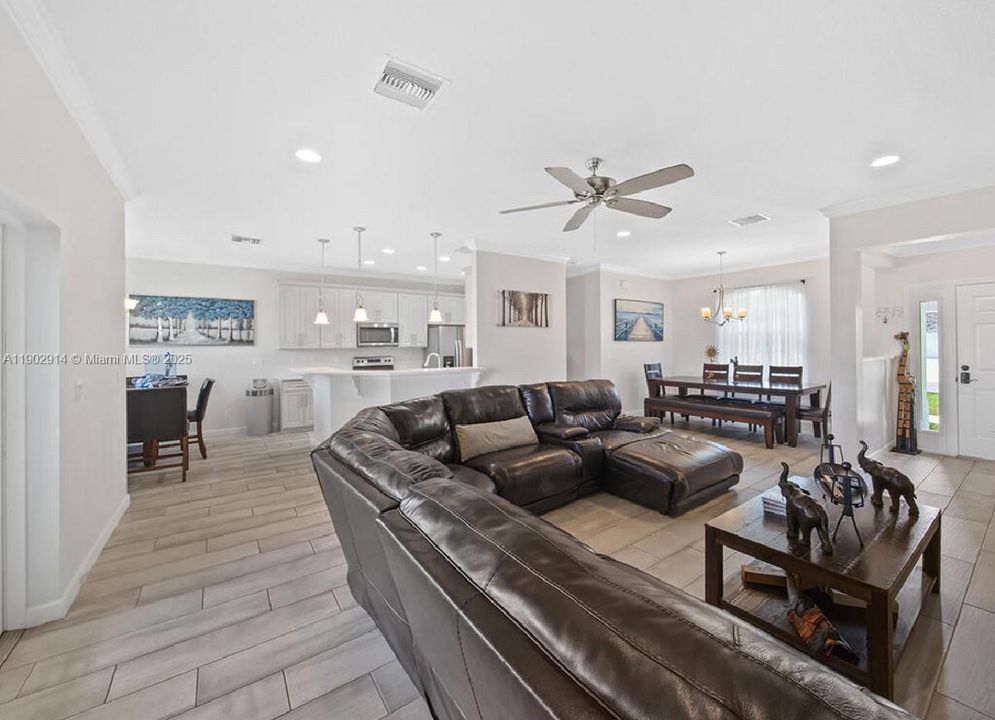 待售: $440,000 (4 贝兹, 3 浴室, 1989 平方英尺)