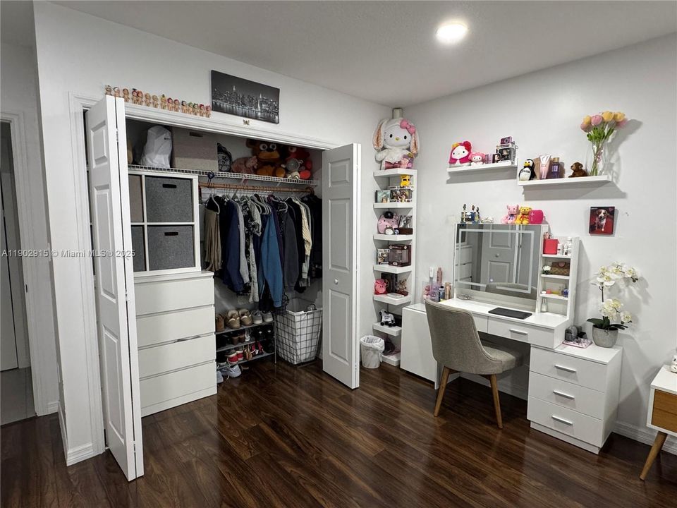 Bedroom 3 closet built in