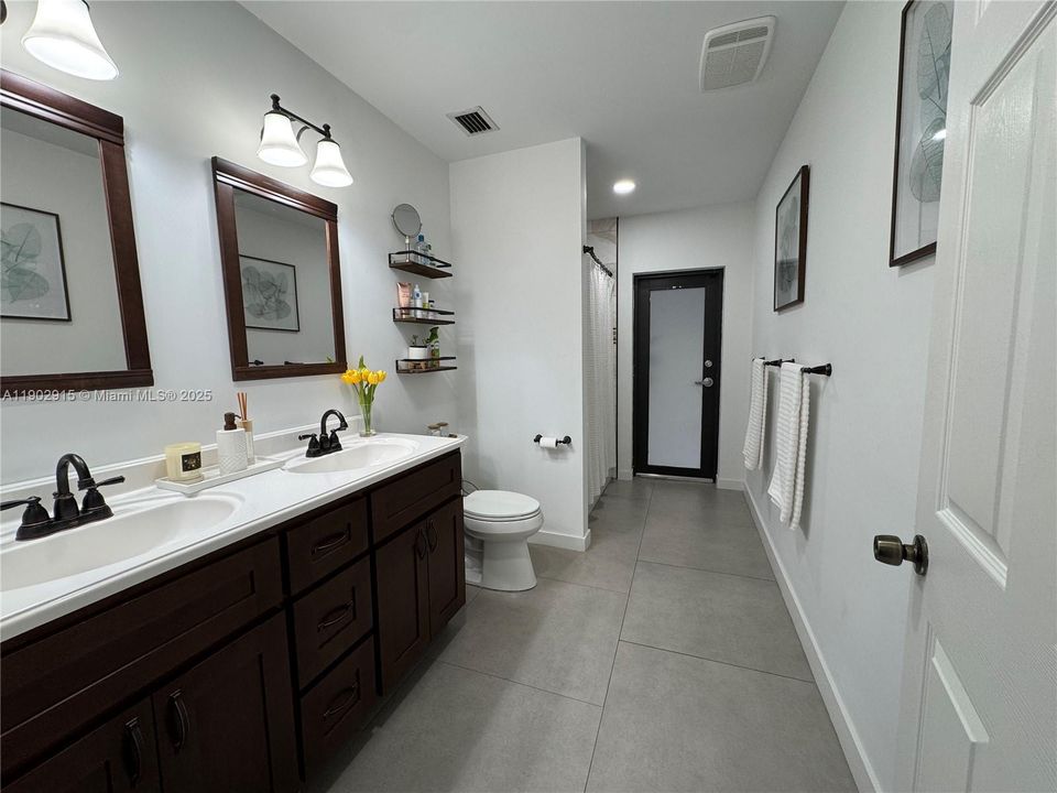 Bathroom 2/cabana bath