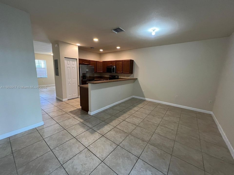Active With Contract: $344,500 (3 beds, 2 baths, 1402 Square Feet)
