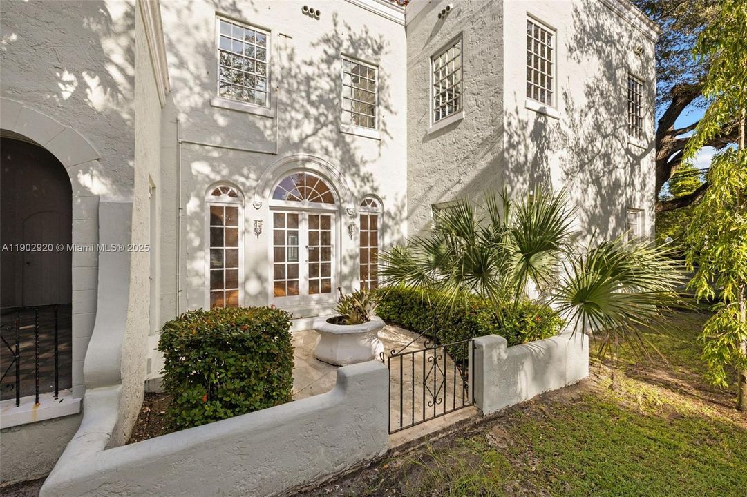 Active With Contract: $2,700,000 (4 beds, 3 baths, 3637 Square Feet)