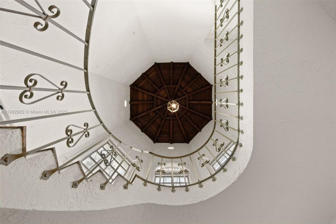 Active With Contract: $2,700,000 (4 beds, 3 baths, 3637 Square Feet)