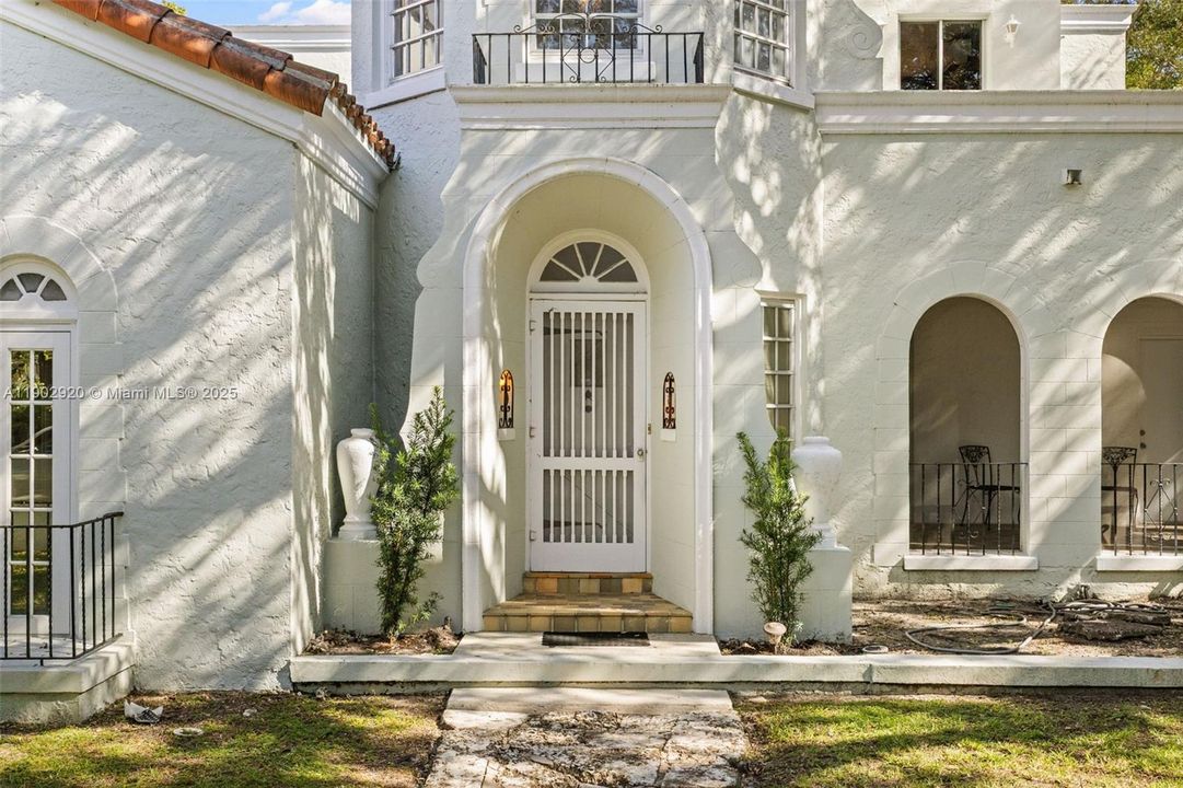 Active With Contract: $2,700,000 (4 beds, 3 baths, 3637 Square Feet)