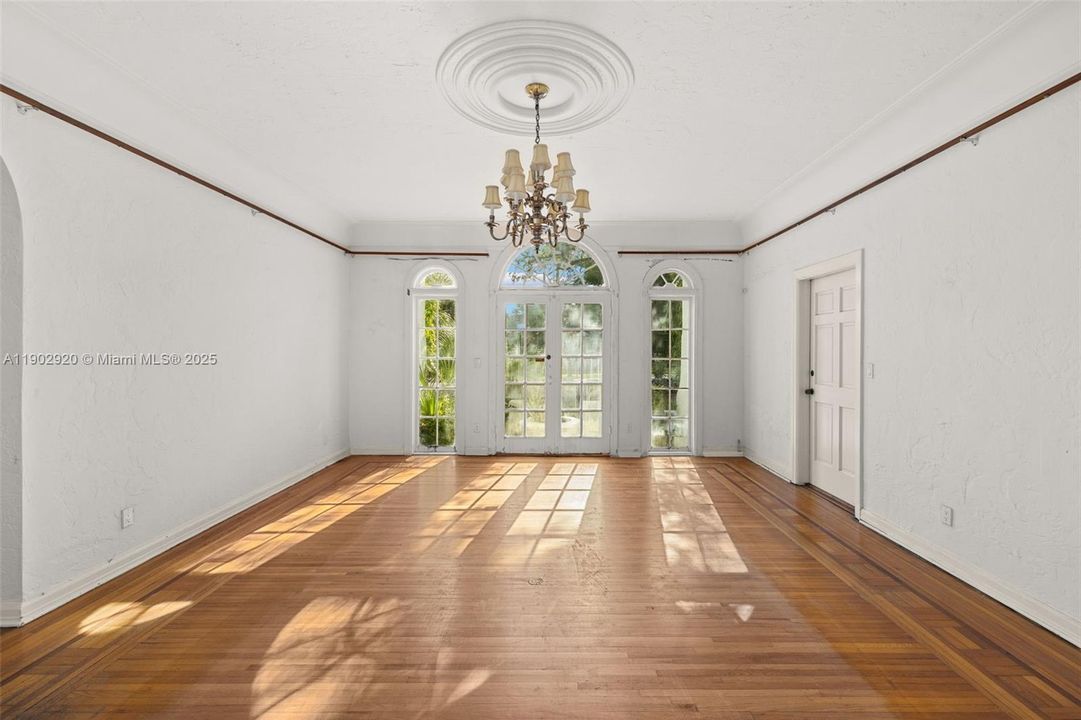 Active With Contract: $2,700,000 (4 beds, 3 baths, 3637 Square Feet)