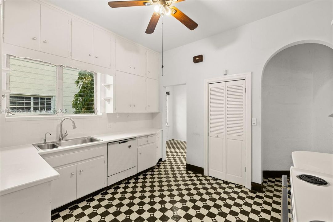 Active With Contract: $2,700,000 (4 beds, 3 baths, 3637 Square Feet)