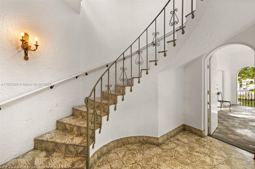 Active With Contract: $2,700,000 (4 beds, 3 baths, 3637 Square Feet)