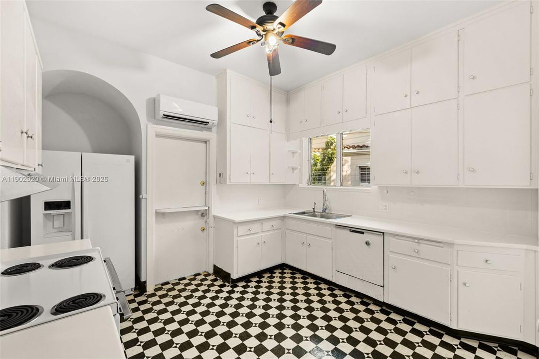 Active With Contract: $2,700,000 (4 beds, 3 baths, 3637 Square Feet)