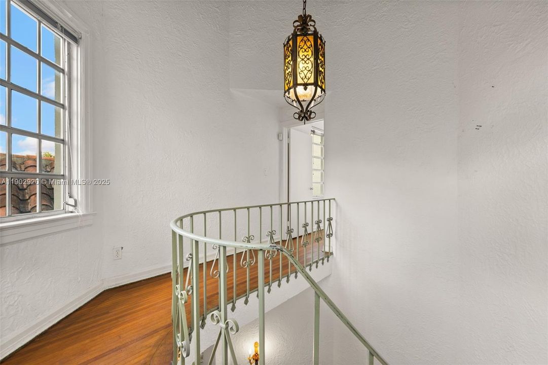 Active With Contract: $2,700,000 (4 beds, 3 baths, 3637 Square Feet)