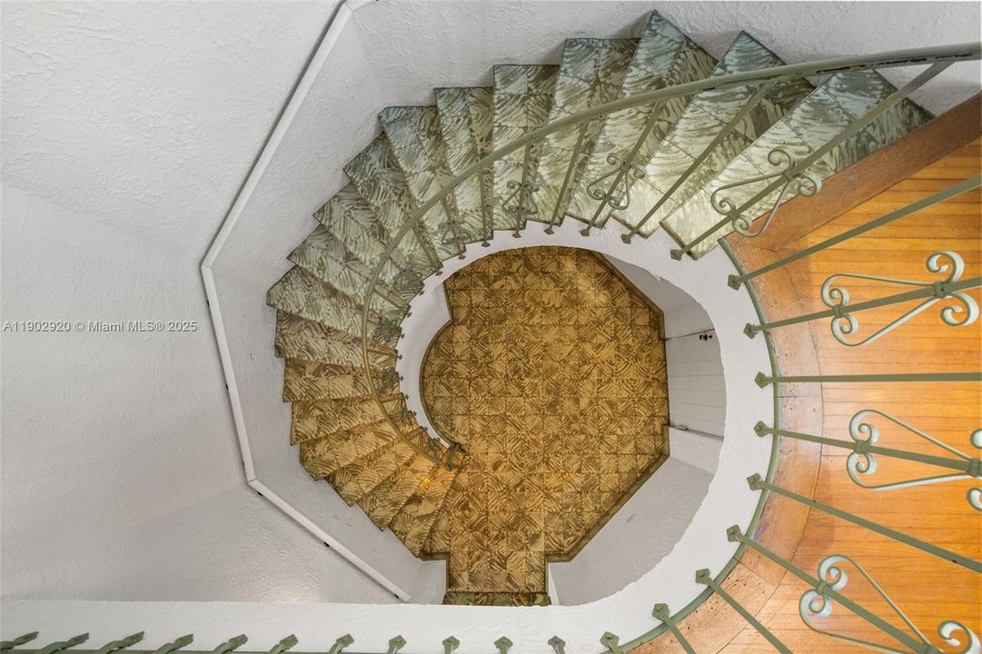 Active With Contract: $2,700,000 (4 beds, 3 baths, 3637 Square Feet)