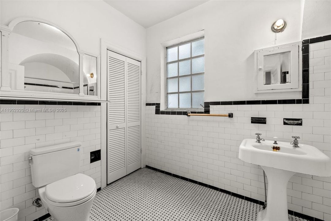 Active With Contract: $2,700,000 (4 beds, 3 baths, 3637 Square Feet)