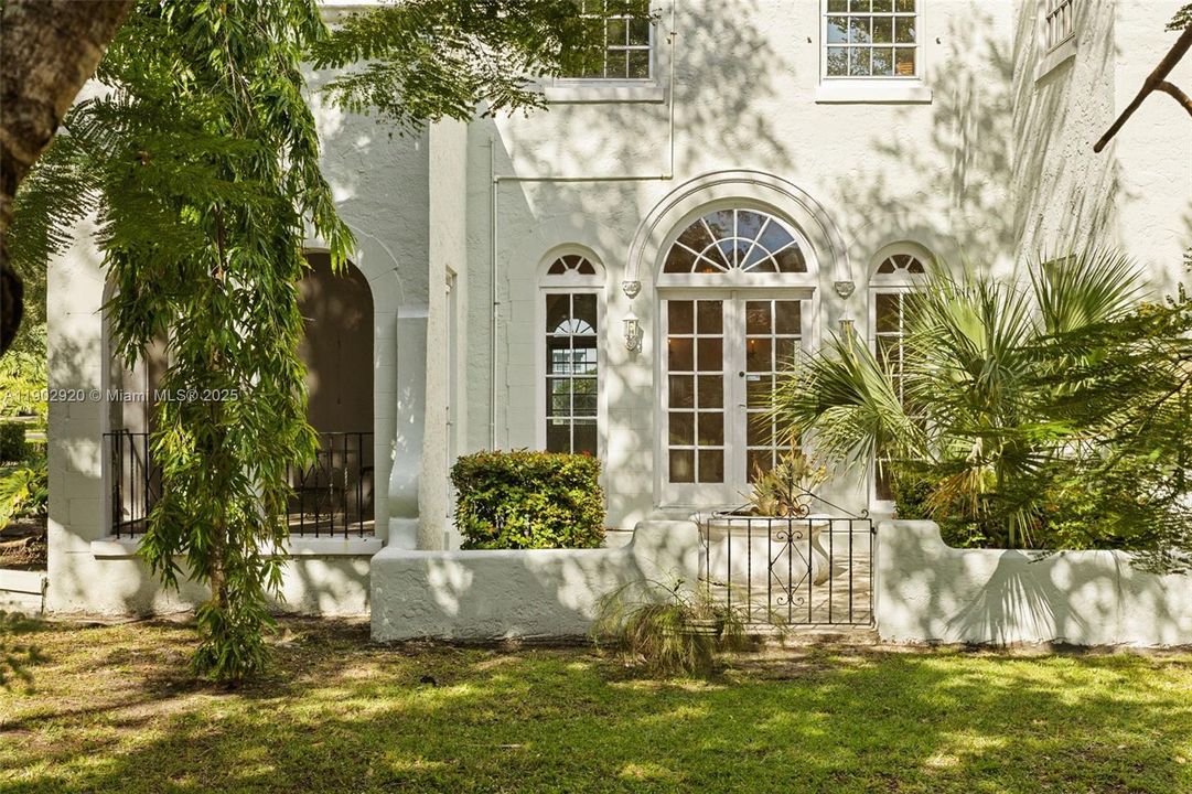 Active With Contract: $2,700,000 (4 beds, 3 baths, 3637 Square Feet)