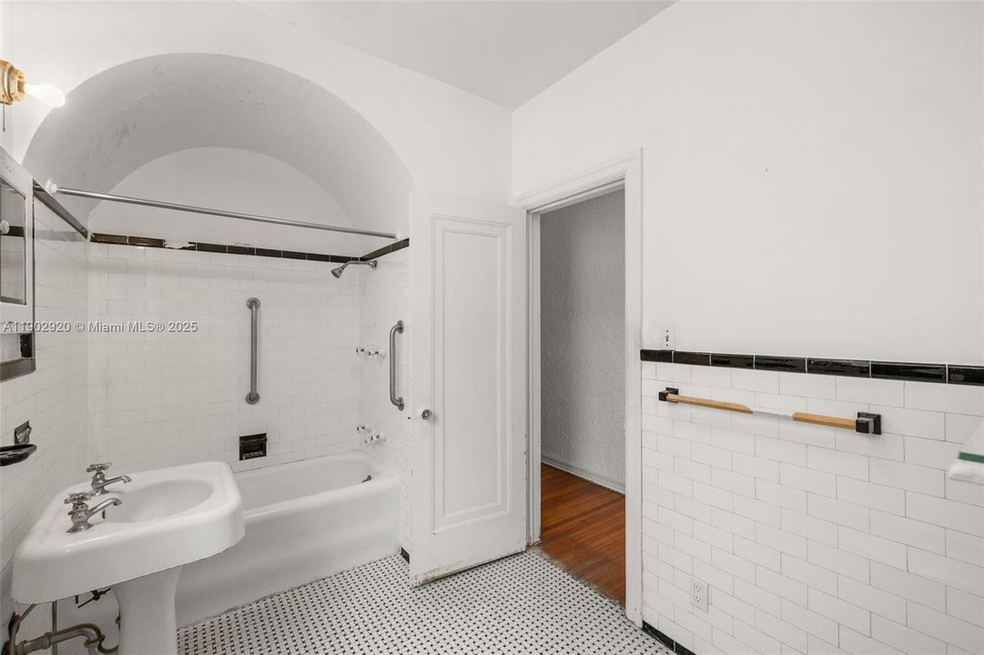 Active With Contract: $2,700,000 (4 beds, 3 baths, 3637 Square Feet)