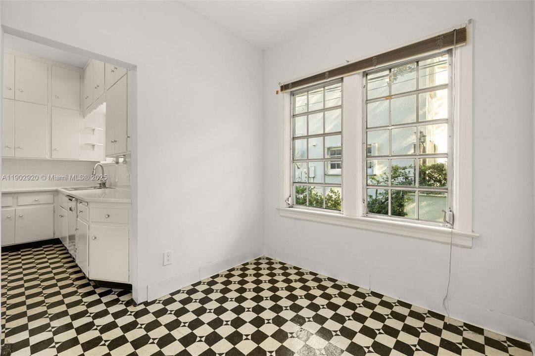 Active With Contract: $2,700,000 (4 beds, 3 baths, 3637 Square Feet)