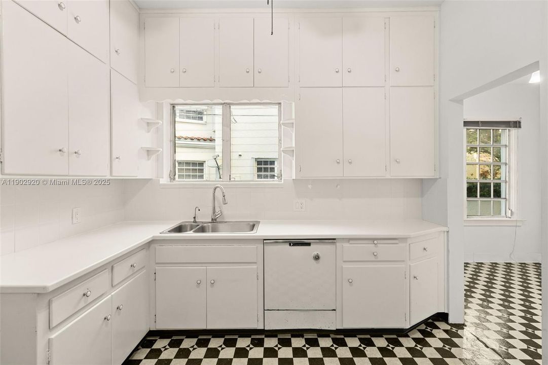 Active With Contract: $2,700,000 (4 beds, 3 baths, 3637 Square Feet)