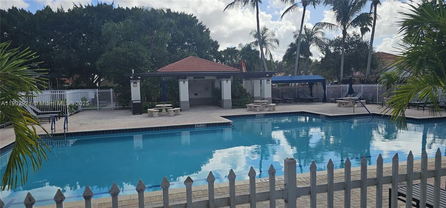 Active With Contract: $3,495 (3 beds, 2 baths, 1456 Square Feet)